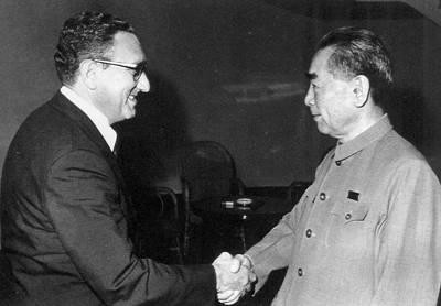 Cái bắt tay lịch sử giữa Kissinger và Chu Ân Lai ngày 9/7/1971 (Ảnh: jielishi)