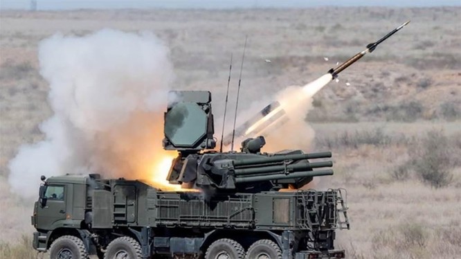 Hệ thống phòng không Pantsyr-S của Syria phóng tên lửa (Ảnh: Defense World ).