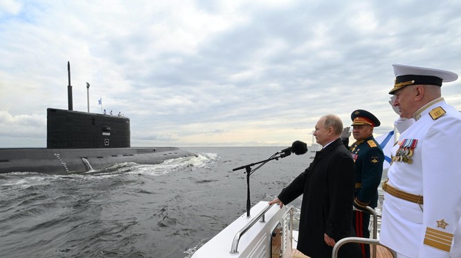 Tổng thống Putin cùng Bộ trưởng Quốc phòng và Tư lệnh Hải quân Nga kiểm duyệt các tàu trên Vịnh Phần Lan (Ảnh: Hk01).