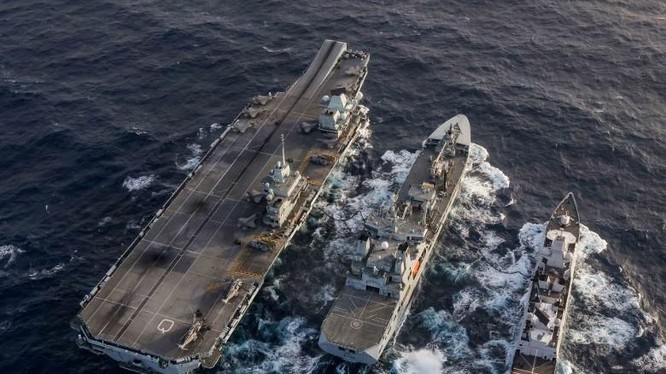 Tàu sân bay HMS Queen Elizabeth và các tàu RFA Tideforce của Anh (giữa), HNLMS Evertsen của Hà Lan trên Biển Đông (Ảnh: Đông Phương).