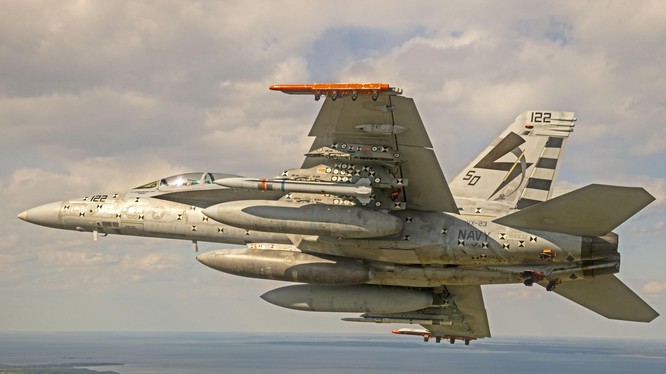 Máy bay F/A18 “Super Hornet” phóng thử nghiệm thành công tên lửa chống bức xạ tầm xa AARGM-ER (Ảnh: US Navy).