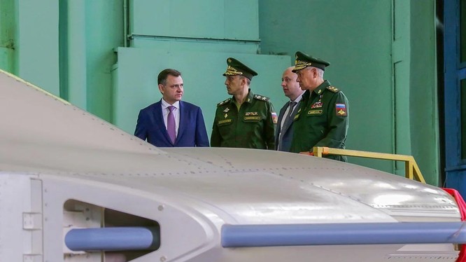 Ông Sergey Shoigu thị sát mẫu S-70 Okhotnik tại nhà máy của Sukhoi (Ảnh: defence).