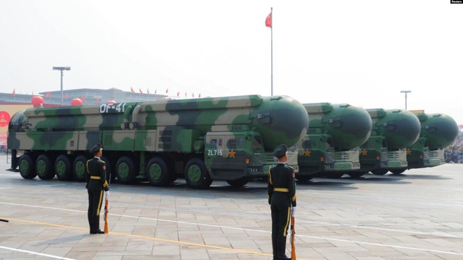 Đội hình các tên lửa liên lục địa mới DF-41 trong cuộc diễu binh ở Thiên An Môn (Ảnh: Reuters).
