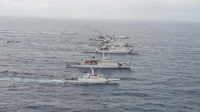 Lần đầu tiên các tàu của cảnh sát biển Mỹ và Đài Loan tổ chức tập trận chung trên biển ngoài khơi Đài Loan (Ảnh: Yahoo).