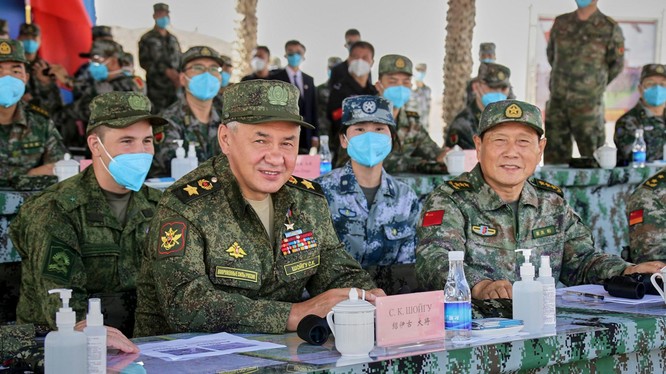 Bộ trưởng Quốc phòng Nga Sergey Shoigu và Bộ trưởng Quốc phòng Trung Quốc Ngụy Phượng Hòa quan sát quân đội hai bên diễn tập (Ảnh: Dwnews).