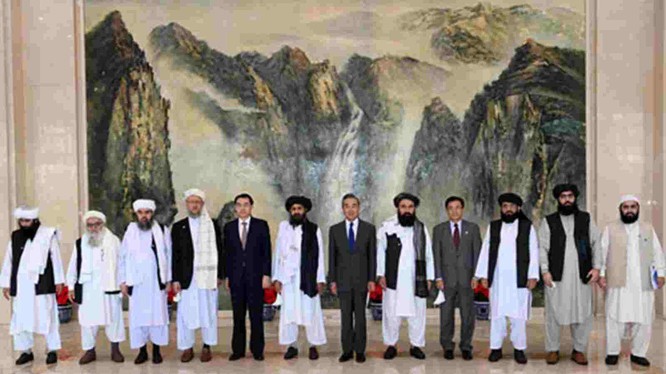 Ngoại trưởng Trung Quốc Vương Nghị và Phó thủ lĩnh Taliban Abdul Ghani Baradar cùng quan chức hai bên gặp nhau ở Thiên Tân hôm 28/7 (Ảnh: Dwnews).