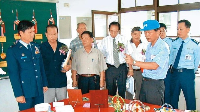 Thiếu tướng Không quân Đài Loan Tiền Diệu Đông (ngoài cùng bên trái) khi còn tại ngũ năm 2000, hiện đang bị điều tra vì làm gián điệp cho Trung Quốc (Ảnh: Mirror Weekly).