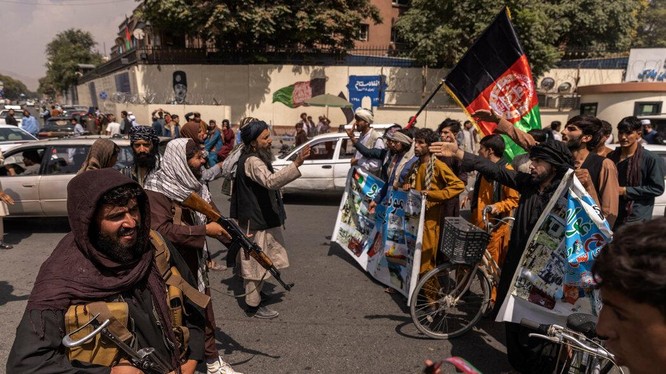 Những người biểu tình chống Taliban đối đầu với lính Taliban trên đường phố Kabul hôm 19/8 (Ảnh: The New York Times).