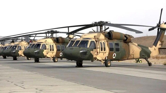 Các máy bay trực thăng UH-60 Black Hawk mới nhận của Mỹ bị Taliban thu giữ (Ảnh: Jsxw).
