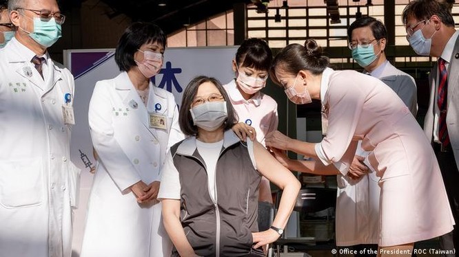 Nhà lãnh đạo Đài Loan Thái Anh Văn đi đầu tiêm vaccine nội địa do Cao Đoan (MVC). (Ảnh: Deutsche Welle).