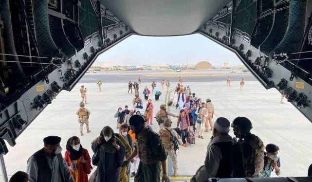 Cacs thành viên đội tuyển bóng đá nữ Afghanistan và người nhà lên máy bay rời khỏi đất nước (Ảnh: AP).