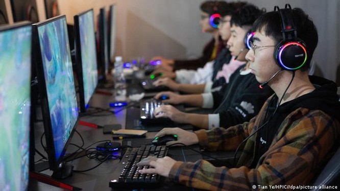 Từ ngày 1/9, Trung Quốc siết chặt việc quản lý thời gian cung cấp dịch vụ game online cho trẻ vị thành niên (Ảnh: Deutsche Welle).