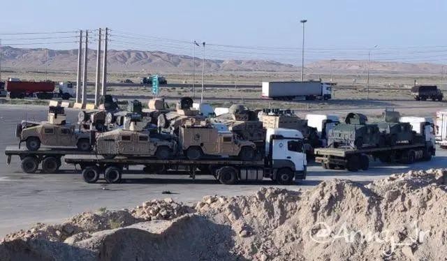 Đoàn xe tải chở các xe quân sự của Mỹ trên quốc lộ Iran (Ảnh: Đông Phương).