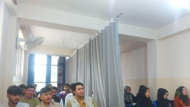 Lớp học tại Đại học Avicenna ở Kabul, nam nữ sinh viên ngồi riêng biệt, có rèm che ở giữa (Ảnh: Dwnews).