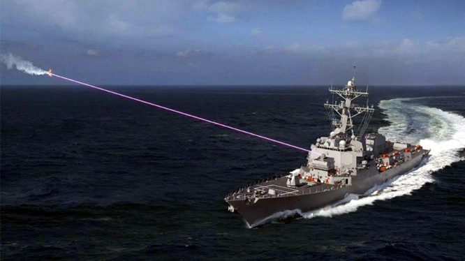 Tàu chiến Mỹ thử nghiệm dùng vũ khí laser tiêu diệt máy bay không người lái (Ảnh: Dwnews).