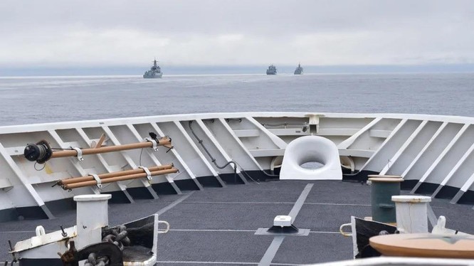  Tàu tuần tra Behoff của Lực lượng phòng vệ bờ biển Mỹ theo dõi giám sát các tàu Trung Quốc trong vùng đặc quyền kinh tế Mỹ (Ảnh: Đông Phương).