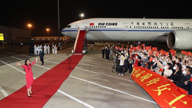  Bà Mạnh Vãn Chu về Trung Quốc hôm 25/9 trên chuyên cơ và đón bằng thảm đỏ (Ảnh: Xinhua).