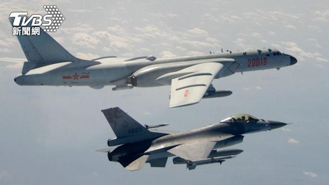 Tiêm kích F-16 của Đài Loan bay giám sát và xua đuổi máy bay ném bom H-6 của Trung Quốc (Ảnh: TVBS).