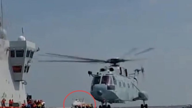 Hình ảnh chiếc trực thăng không người lái bí ẩn trên tàu đổ bộ tấn công Type 075 Hải Nam (Ảnh: 163).