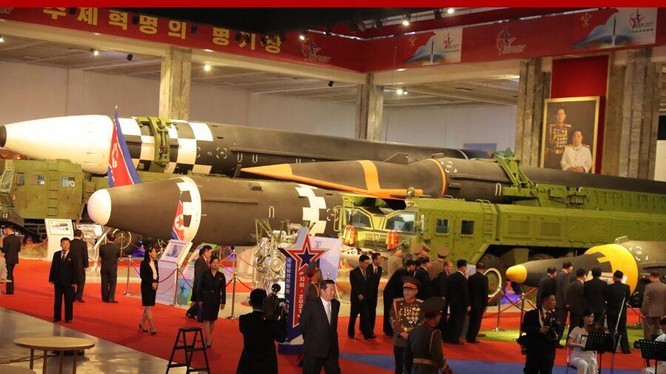 Gian trưng bày các loại tên lửa mới tại Triển lãm "Tự vệ - 2021" của Triều Tiên (Ảnh: KCNA).
