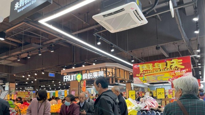 Người dân ở nhiều nơi Trung Quốc đổ xô đến các siêu thị mua hàng tích trữ sau thông báo của Bộ Thương mại hôm 1/11 (Ảnh: Dwnews).