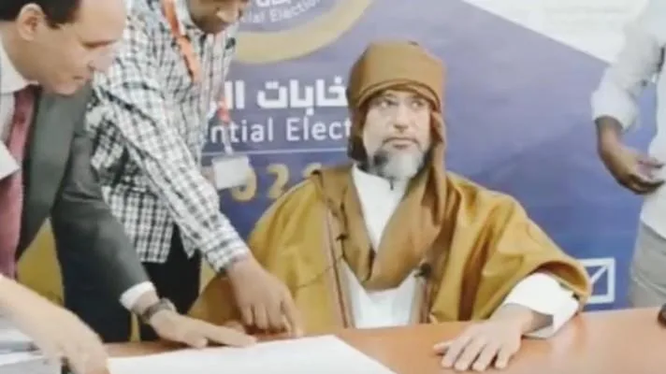 Ông Saif đăng kí tranh cử Tổng thống Libya tại thành phố Sabha hôm 14/11 (Ảnh: Yahoo).