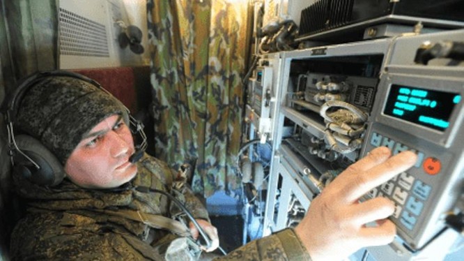 Sĩ quan tác chiến điện tử của Nga thao tác trên thiết bị (Ảnh: Sohu).