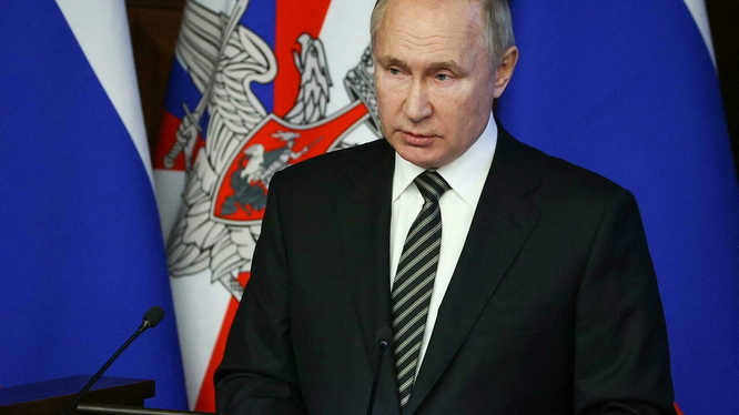 Tổng thống Putin tuyên bố: ông Zelensky đã bị các phần tử phát xít chi phối, hy vọng hòa bình ở Đông Ukraine đã tan (Ảnh: AP).