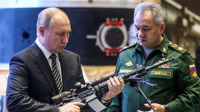 Tổng thống Nga Putin và Bộ trưởng Quốc phòng Shoigu (Ảnh: Dwnews).