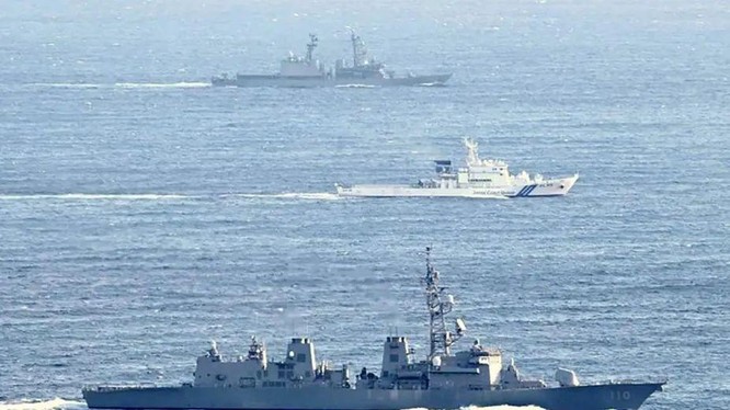 Tàu tuần tra của Cảnh sát biển Nhật (giữa) hôm 22/12 tập trận chung với tàu hộ vệ của Hải quân ngăn cản tàu Trung Quốc đến gần Quần đảo Senkaku/Điếu Ngư (Ảnh: QQ).