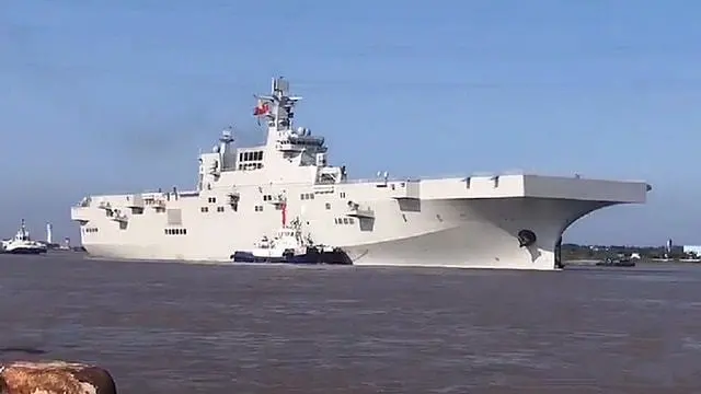 Tàu tấn công đổ bộ Type 075 Quảng Tây ở cảng Châu Sơn, Chiết Giang (Ảnh: Chinatimes).