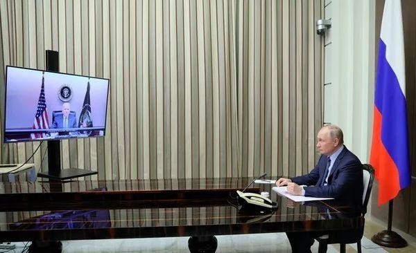Tổng thống Nga Putin điện đàm với Tổng thống Mỹ Biden hôm 7/12 (Ảnh: TASS).