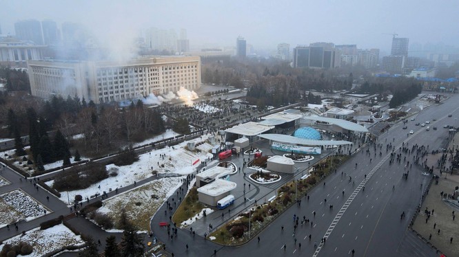 Biểu tình ở Kazakhstan biến thành bạo loạn. Sáng 5/1, người biểu tình tấn công đốt phá trụ sở chính quyền thành phố Almaty (Ảnh: AP).