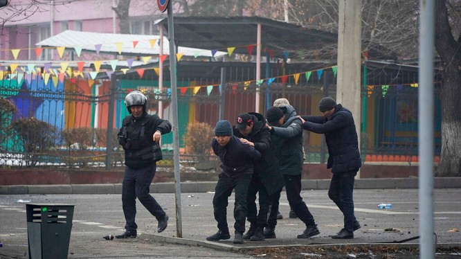 Cảnh sát bắt giữ những người tham gia vụ bạo loạn ở Almaty (Ảnh: AP).