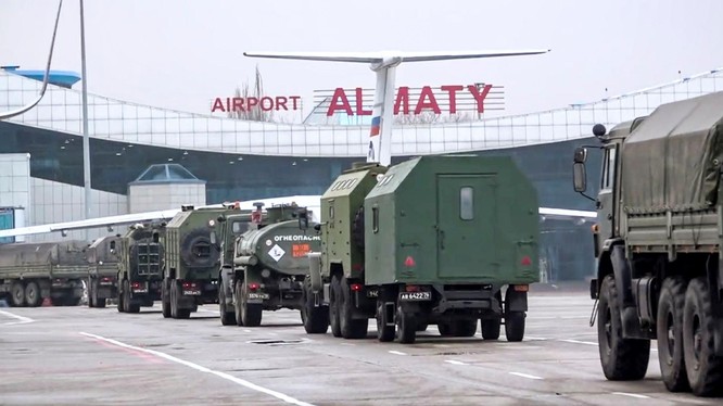 Các phương tiện quân sự của Nga tới sân bay Almaty vốn bị những phần tử bạo loạn chiếm giữ (Ảnh: AP).