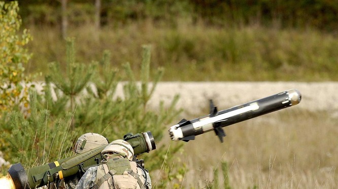 Tên lửa chống tăng Javelin là thứ vũ khí được các nước NATO ưu tiên viện trợ cho Ukraine (Ảnh: Dongfang).
