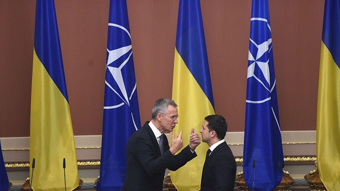 Việc xin gia nhập NATO đã được đưa vào hiến pháp Ukraine và trở thành nút thắt trong cuộc khủng hoảng Nga-Ukraine. Trong ảnh: Tổng thư ký NATO Jens Stoltenberg và Tổng thống Ukraine Zelensky (Ảnh: Getty).