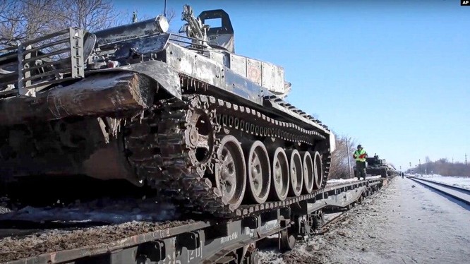 Ảnh do Bộ Quốc phòng Nga cung cấp cho thấy các xe tăng Nga trở về căn cứ sau khi diễn tập gần biên giới Ukraine (Ảnh: Deutsche Welle).