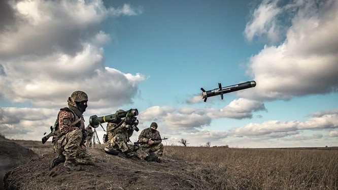 Chỉ trong tuần đầu tiên sau khi quân Nga bắt đầu tấn công, các lực lượng Ukraine đã tiêu thụ hơn 400 quả tên lửa chống tăng Javelin (Ảnh: Sohu).