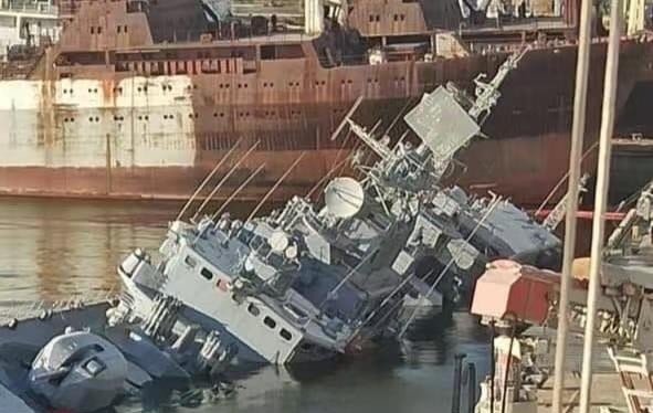 Hình ảnh chiếc soái hạm "Hetman Sagaidachny", bị đánh đắm tại cầu cảng (Ảnh: Thepaper).