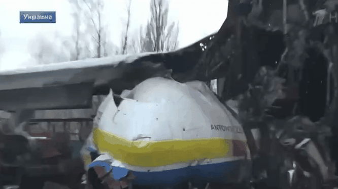 Phần đầu chiếc AN-225 bị phá nát (Ảnh trích video của Russia-1).