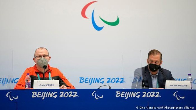 Ông Andrew Parsons, chủ tịch của Ủy ban Paralympic Quốc tế (phải) hôm 3/3 thông báo cấm các vận động viên Nga và Belarus thi đấu tại Đại hội Paralympic Bắc Kinh (Ảnh: Deutsche Welle0.