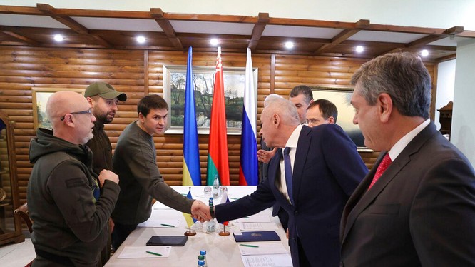 Nga và Ukraine đã tiến hành 2 vòng đàm phán ở Belarus mà không đạt kết quả, duy nhất thỏa thuận lập hành lang để sơ tán dân khỏi hai thành phố nhưng không thực thi được (Ảnh: AP).
