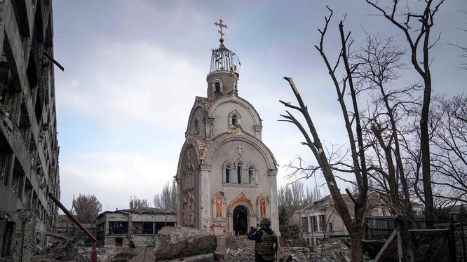 Thành phố Mariupol tan hoang sau các trận giao tranh ác liệt (Ảnh: AP).