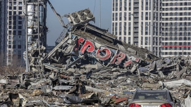 Tòa nhà TRung tâm mua sắm Retroville trở thành đống đổ nát sau khi trúng tên lửa (Ảnh: Reuters).