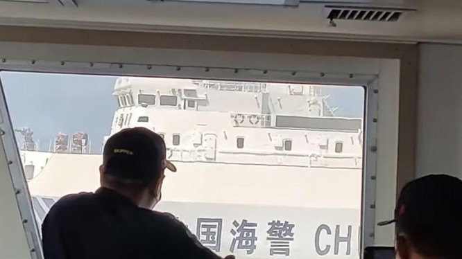 Tàu Hải Cảnh Trung Quốc áp sát, ngăn cản tàu Philippines tuần tra ở vùng biển bãi Scaborough (Ảnh: Đông Phương).