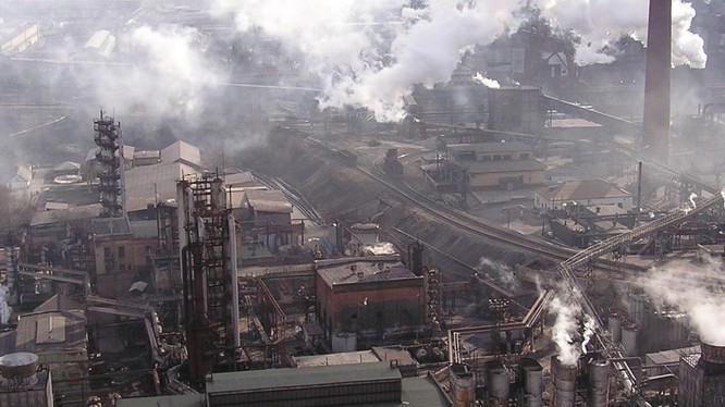 Nhà máy thép Azovstal ở Mariupol nơi đang diễn ra trận chiến ác liệt giữa quân hai bên Nga-Ukraine (Ảnh: AP).