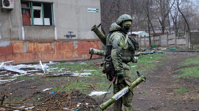 Quân đội Nga đã kiểm soát hầu hết thành phố Mariupol. Tronh ảnh: một dân quân Donetsk thân Nga với một số vũ khí thu được của Quân đội Ukraine (Ảnh: AP).