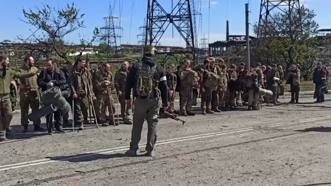 Lính Ukraine ra hàng giao nộp vũ khí (Ảnh: TASS)