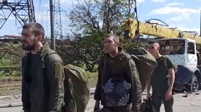 Những lính Ukraine cuối cùng cố thủ trong Nhà máy thép Azovstal ra đầu hàng quân đội Nga (Ảnh: Sohu).